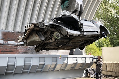 Ekologická likvidace autovraku - lisování Proces lisování autovraku