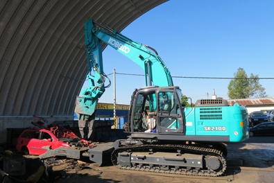 Mechanické zpracování autovraků - ekologická likvidace Kobelco - recyklační rýpadlo