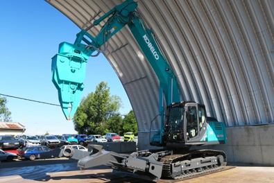 Mechanická recyklace autovraků Kobelco - recyklační bagr